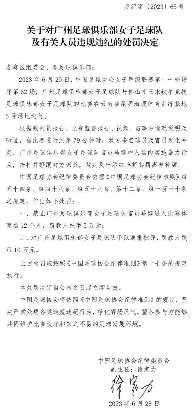 第56分钟，阿森纳的角球机会，马丁内斯扑救打在沃特金斯身上中柱。